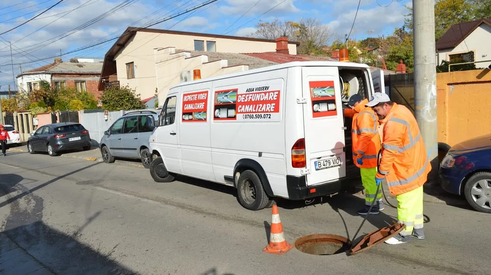 Intervenție de desfundare canalizare la un cămin, București