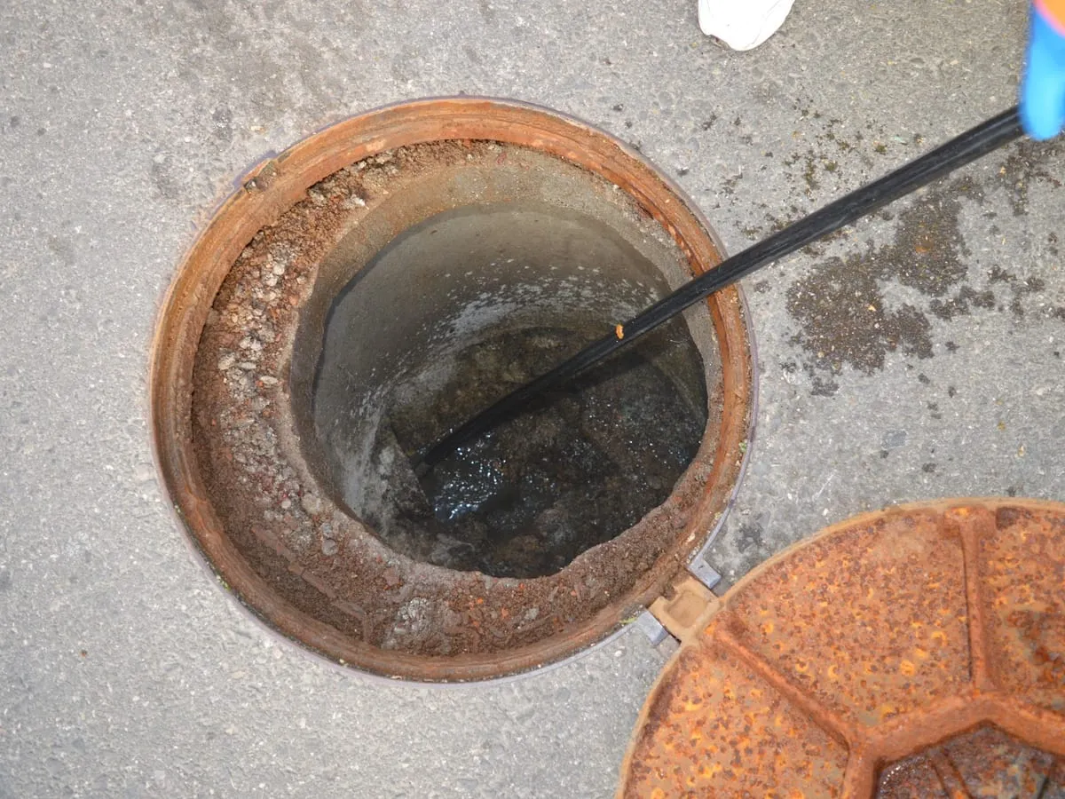 Furtun de desfundare introdus în căminul de canalizare
